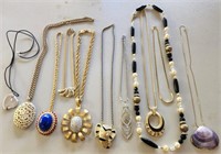 F - LOT OF COSTUME JEWELRY NECKLACES (G96)