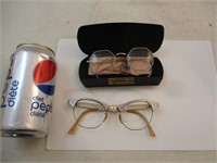 2 lunettes de vue dont 1 des années 20 avec étui