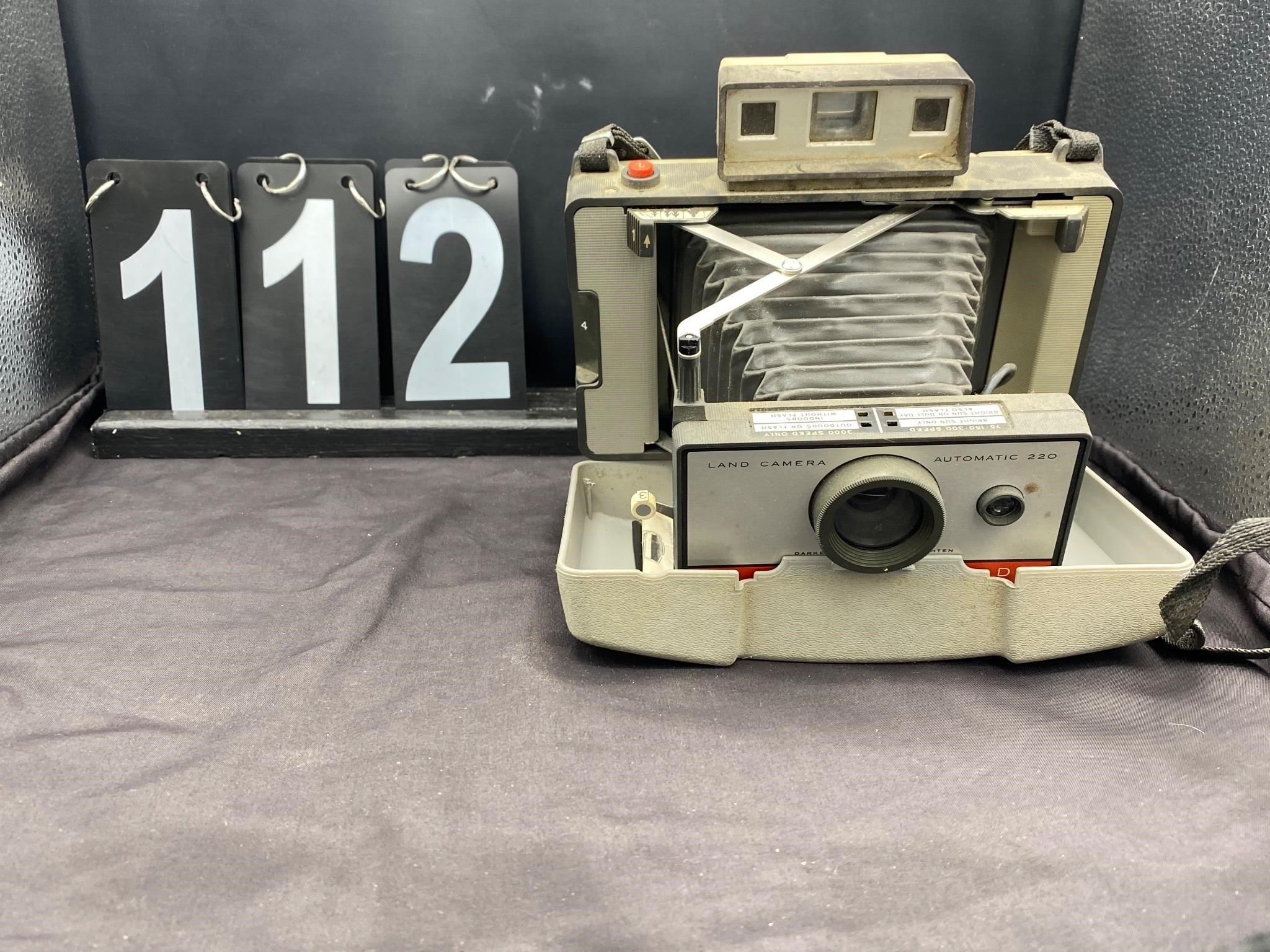 Vtg Polaroid  Automatic 220 Land Camera W/Case