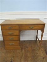 BEAUTIFUL MAPLE KNEE HOLE DESK W/ 5 DRAWERS