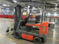 Toyota 5,000 Lb Electric Roll Clamp Forklift