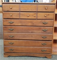 Vintage 5 Drawer Dresser. Needs 1 Drawer Pull.