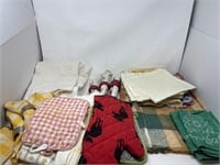 Box lot of tablecloths, cloth napkins, kitchen