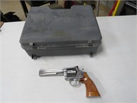 Smith & Wesson 357 Magnum Handgun w/Case