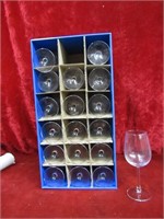(18)Wine glasses. Matching.