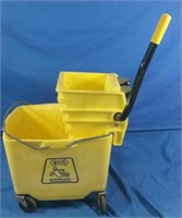 Industrial mop bucket