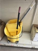 Industrial mop bucket