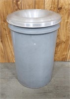 Metal Trash Can with Top