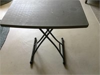 Table w/folding legs