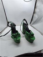 Azalea Wang green size 7 heels