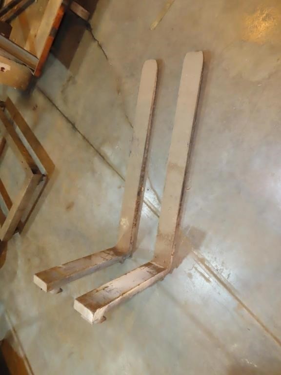 Pallet Forks (16in Opening) (42in Long)