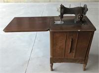 (T) Vtg White Rotary Sewing Machine Cabinet