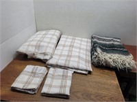 Queen Sz Flat/Fitted/2 Pillow Cases +Throw Blanket