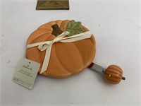 Pumpkin serving dish and spreader set