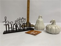 Be thankful sign and salt and pepper shakers