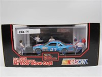 RACING CHAMPIONS 1:24 SCALE PIT STOP SHOWCASE