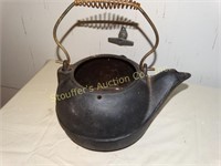 Cast iron kettle 6.5"h x 9"d