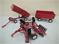 IH Disk & 2 Tilt Wagons 1/16