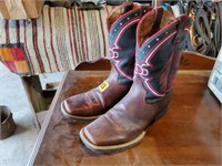 Ariat cowboy boots
size 4