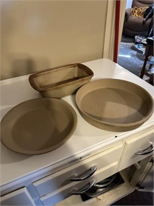 pampered chef loaf pan and 2 pie plates