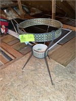 Small round plant stand, looks to be 12 in diamete