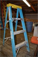 Warner 4' Fiberglass Step Ladder