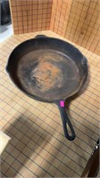 Large cast-iron skillet double pourwith heat ring