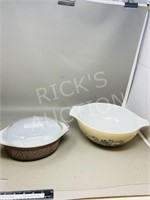 Pyrex, 2 cinderella bowls-1 cover