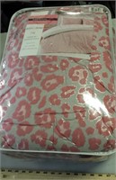 Material Girl 7 piece Comforter Set (Queen size)
