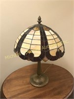 STAINED GLASS LAMP WITH BRASS BASE