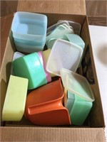 Box of Tupperware square bowls and lids
