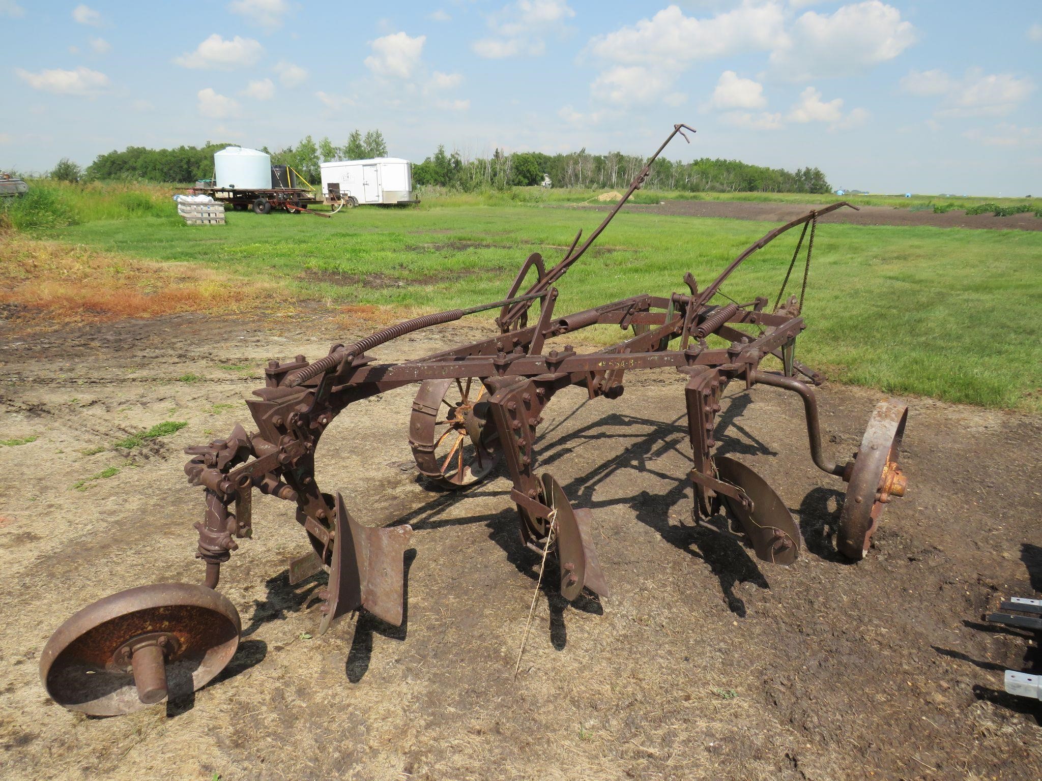 ANTIQUE JD? 3 BOTTOM PLOW / EXTRA SHEARS