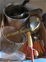 assorted kitchenare flatware