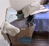 LARGE BOX LOT: ASSORTED LINENS, TOWELS, WASHCLOTHS