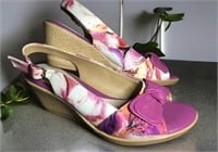 E2) Cute size 7 Softspot sandals