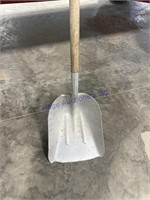 METAL HANDLE SCOOP SHOVEL