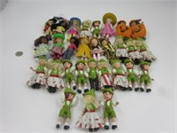 Plusieurs poupées et figurines