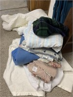 Lot of miscellaneous bedding