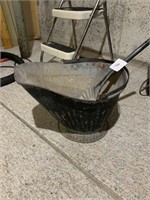 Coal scuttle with coal shovel