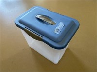 Latching tub with lid
