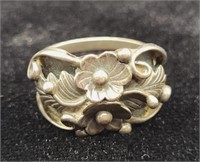 B Silver Flowers Ring Size 7.25