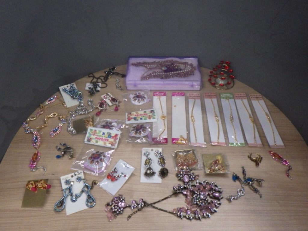 APPROX 50 PCS COSTUME JEWELRY