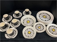 Royal Ironstone It’s A Daisy Lot Of 35 Pieces
