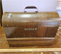 Singer Sewing Machine w Carrying Case- EG821611-