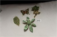 LOT OF VINTAGE BROOCHES GREEN & GOLD TONES