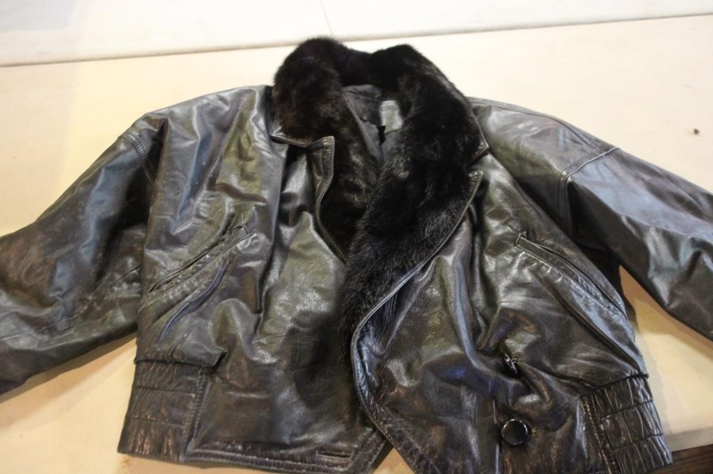 Ladies Leather Jacket w/fur collar