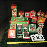 12 Christmas decorative items