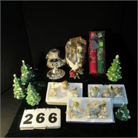 14 Christmas decorative items.