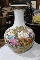 Large Chinese vase decorated with birds and flower