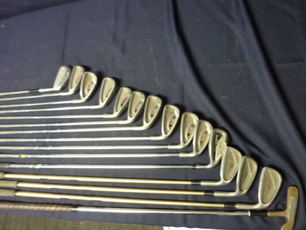 SET OF GOLF CLUBS